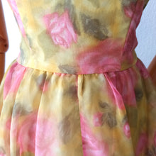 Laden Sie das Bild in den Galerie-Viewer, Early 1960s - Adorable Roseprint Organza Dress - W26 (66cm)
