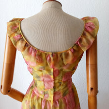 Laden Sie das Bild in den Galerie-Viewer, Early 1960s - Adorable Roseprint Organza Dress - W26 (66cm)