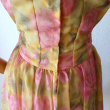 Laden Sie das Bild in den Galerie-Viewer, Early 1960s - Adorable Roseprint Organza Dress - W26 (66cm)