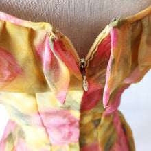 Laden Sie das Bild in den Galerie-Viewer, Early 1960s - Adorable Roseprint Organza Dress - W26 (66cm)