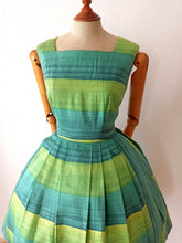 Laden Sie das Bild in den Galerie-Viewer, 1950s 1960s - Stunning Green Shades Cotton Dress - W30 (76cm)