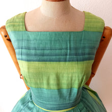 Laden Sie das Bild in den Galerie-Viewer, 1950s 1960s - Stunning Green Shades Cotton Dress - W30 (76cm)