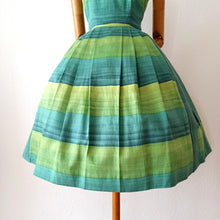Laden Sie das Bild in den Galerie-Viewer, 1950s 1960s - Stunning Green Shades Cotton Dress - W30 (76cm)