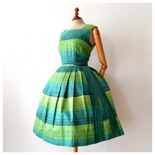 Laden Sie das Bild in den Galerie-Viewer, 1950s 1960s - Stunning Green Shades Cotton Dress - W30 (76cm)