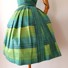 Laden Sie das Bild in den Galerie-Viewer, 1950s 1960s - Stunning Green Shades Cotton Dress - W30 (76cm)