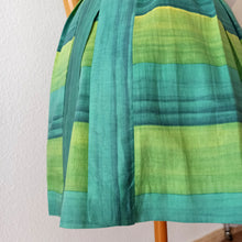Laden Sie das Bild in den Galerie-Viewer, 1950s 1960s - Stunning Green Shades Cotton Dress - W30 (76cm)
