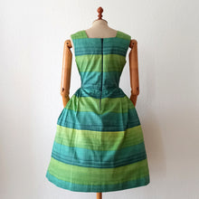 Laden Sie das Bild in den Galerie-Viewer, 1950s 1960s - Stunning Green Shades Cotton Dress - W30 (76cm)