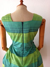 Laden Sie das Bild in den Galerie-Viewer, 1950s 1960s - Stunning Green Shades Cotton Dress - W30 (76cm)
