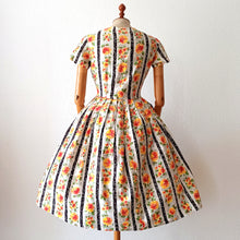 Charger l'image dans la galerie, 1950s - CONFEZIONI DOREA, Italy - Lovely Floral Print Dress - W26 (66cm)