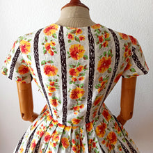 Charger l'image dans la galerie, 1950s - CONFEZIONI DOREA, Italy - Lovely Floral Print Dress - W26 (66cm)