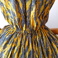 Charger l'image dans la galerie, 1950s - Fabulous French Abstract Dress - W28.5 (72cm)