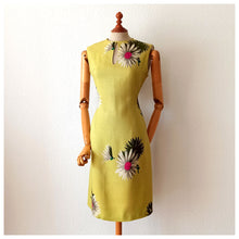 Load image into Gallery viewer, 1960s - MAMIUR - CONFEZIONI DI LUSSO, Italy - Stunning Green Dress - W29 (74cm)