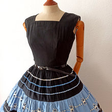 Laden Sie das Bild in den Galerie-Viewer, 1950s - Stunning French Black Embroidery Dress - W28 (70cm)