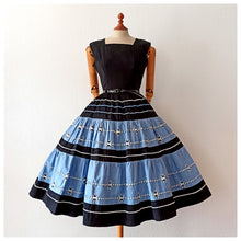 Laden Sie das Bild in den Galerie-Viewer, 1950s - Stunning French Black Embroidery Dress - W28 (70cm)