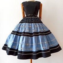 Laden Sie das Bild in den Galerie-Viewer, 1950s - Stunning French Black Embroidery Dress - W28 (70cm)