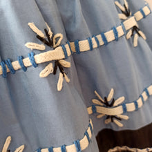 Laden Sie das Bild in den Galerie-Viewer, 1950s - Stunning French Black Embroidery Dress - W28 (70cm)