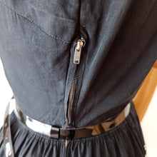 Laden Sie das Bild in den Galerie-Viewer, 1950s - Stunning French Black Embroidery Dress - W28 (70cm)