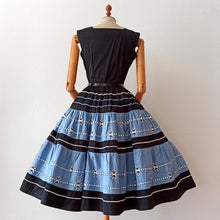 Laden Sie das Bild in den Galerie-Viewer, 1950s - Stunning French Black Embroidery Dress - W28 (70cm)
