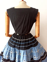 Laden Sie das Bild in den Galerie-Viewer, 1950s - Stunning French Black Embroidery Dress - W28 (70cm)