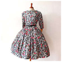 Charger l'image dans la galerie, 1950s - Exquisite French Roseprint Cotton Dress - W28 (70cm)