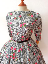 Charger l'image dans la galerie, 1950s - Exquisite French Roseprint Cotton Dress - W28 (70cm)