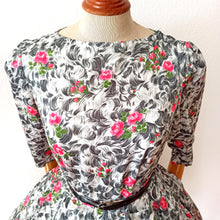 Charger l'image dans la galerie, 1950s - Exquisite French Roseprint Cotton Dress - W28 (70cm)