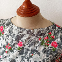 Charger l'image dans la galerie, 1950s - Exquisite French Roseprint Cotton Dress - W28 (70cm)
