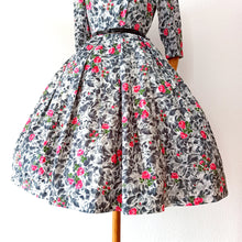 Charger l'image dans la galerie, 1950s - Exquisite French Roseprint Cotton Dress - W28 (70cm)