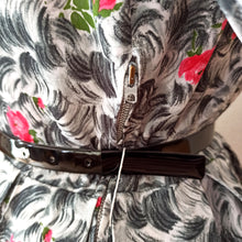 Charger l'image dans la galerie, 1950s - Exquisite French Roseprint Cotton Dress - W28 (70cm)