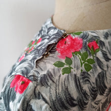Charger l'image dans la galerie, 1950s - Exquisite French Roseprint Cotton Dress - W28 (70cm)