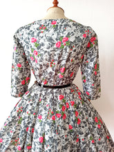 Charger l'image dans la galerie, 1950s - Exquisite French Roseprint Cotton Dress - W28 (70cm)