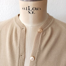 Laden Sie das Bild in den Galerie-Viewer, 1960s - SNIA, Spain - Adorable Beige Cardigan & Top Knit Set - Sz. Medium