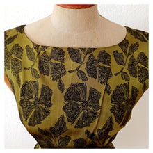 Laden Sie das Bild in den Galerie-Viewer, 1960s - TINETTA, Germany - Stunning Olive Green Cocktail Dress - W27 (68cm)