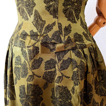 Laden Sie das Bild in den Galerie-Viewer, 1960s - TINETTA, Germany - Stunning Olive Green Cocktail Dress - W27 (68cm)
