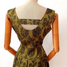Laden Sie das Bild in den Galerie-Viewer, 1960s - TINETTA, Germany - Stunning Olive Green Cocktail Dress - W27 (68cm)