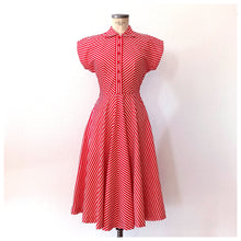 Cargar imagen en el visor de la galería, 1940s - Iconic Candy Cane Striped Cotton Dress - W27 (68cm)