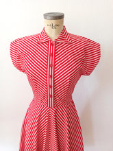 Cargar imagen en el visor de la galería, 1940s - Iconic Candy Cane Striped Cotton Dress - W27 (68cm)