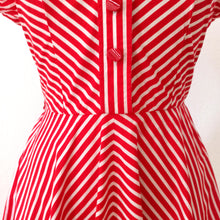 Cargar imagen en el visor de la galería, 1940s - Iconic Candy Cane Striped Cotton Dress - W27 (68cm)