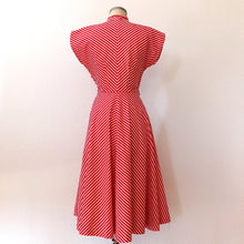 Cargar imagen en el visor de la galería, 1940s - Iconic Candy Cane Striped Cotton Dress - W27 (68cm)
