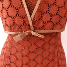 Laden Sie das Bild in den Galerie-Viewer, 1960s - Stunning Brown Cotton Bolero Dress - W28 (72cm)