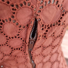 Laden Sie das Bild in den Galerie-Viewer, 1960s - Stunning Brown Cotton Bolero Dress - W28 (72cm)