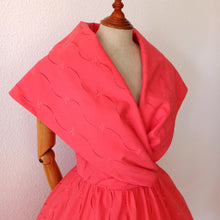 Charger l'image dans la galerie, 1950s 1960s - Stunning Coral Cotton Dress - W28 (72cm)