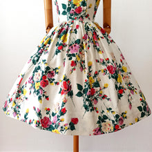 Charger l'image dans la galerie, 1950s - Lovely French Floral Print Cotton Dress - W25 (64cm)
