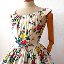 Charger l'image dans la galerie, 1950s - Lovely French Floral Print Cotton Dress - W25 (64cm)
