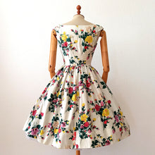 Charger l'image dans la galerie, 1950s - Lovely French Floral Print Cotton Dress - W25 (64cm)