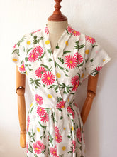 Cargar imagen en el visor de la galería, 1940s - JOSSELYNE, Paris - Adorable Floral Rayon Dress - W27 (68cm)