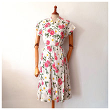 Cargar imagen en el visor de la galería, 1940s - JOSSELYNE, Paris - Adorable Floral Rayon Dress - W27 (68cm)