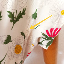 Cargar imagen en el visor de la galería, 1940s - JOSSELYNE, Paris - Adorable Floral Rayon Dress - W27 (68cm)