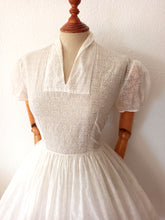 Charger l'image dans la galerie, 1950s - Lovely See-through Smoked Cotton Wedding Dress - W30 (76cm)