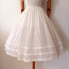 Charger l'image dans la galerie, 1950s - Lovely See-through Smoked Cotton Wedding Dress - W30 (76cm)